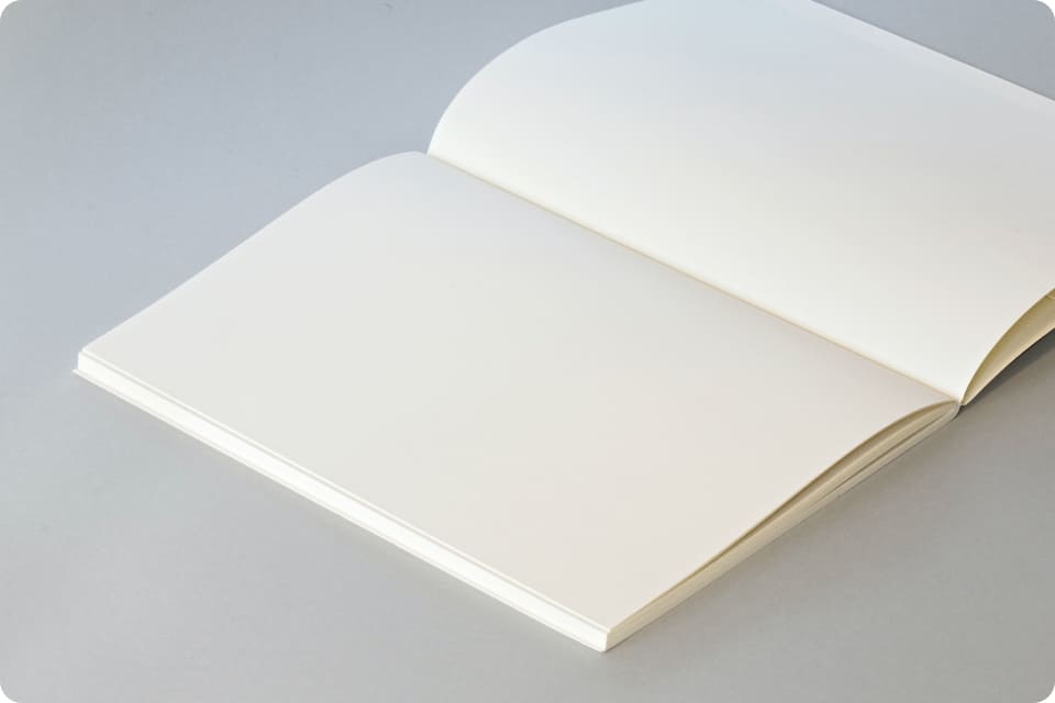 写真：真っ白の本が開かれ置いてある